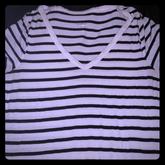 Blk/wht Striped V-neck top - Picture 1 of 2